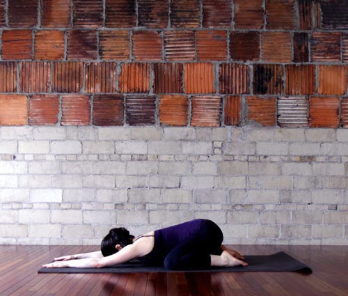 Tâp Yoga chữa đau lưng cho bà bầu - tư thế đứa trẻ