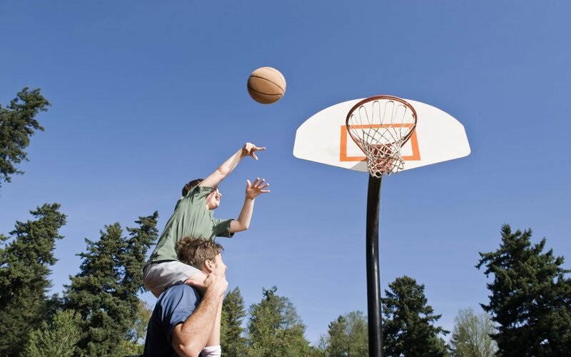 Chơi bóng rổ tại nhà mang lại nhiều lợi ích thiết thực