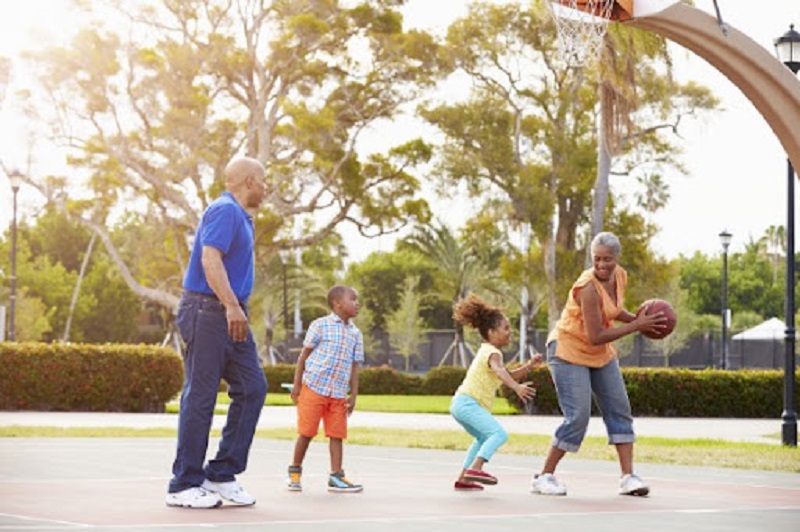 Chơi bóng rổ tại nhà có thể tận dụng thời gian chơi đùa cùng con