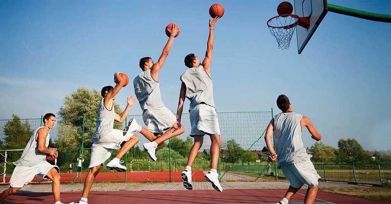Chơi bóng rổ tại nhà giúp trẻ phát triển hệ cơ xương