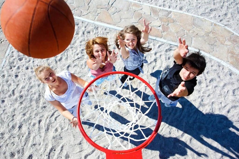 Lợi ích của việc chơi bóng rổ đối với sự phát triển của trẻ nhỏ