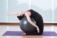 Bài tập cơ bụng 6 múi với bóng yoga tại phòng tập gym
