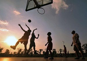 Bộ môn bóng rổ có cần sử dụng đến trụ bóng rổ hay không?