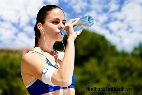 Bạn nên uống đủ nước khi mỗi khi luyện tập thể thao.
