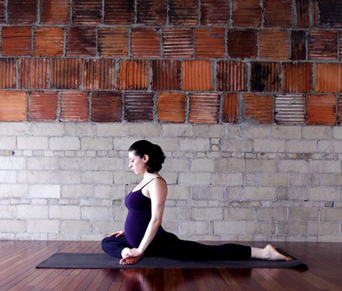 Tâp Yoga chữa đau lưng cho bà bầu - tư thế chim bồ câu