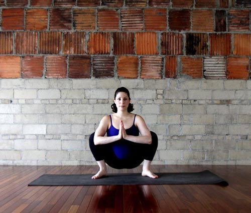 Tâp Yoga chữa đau lưng cho bà bầu - tư thế ngồi xổm