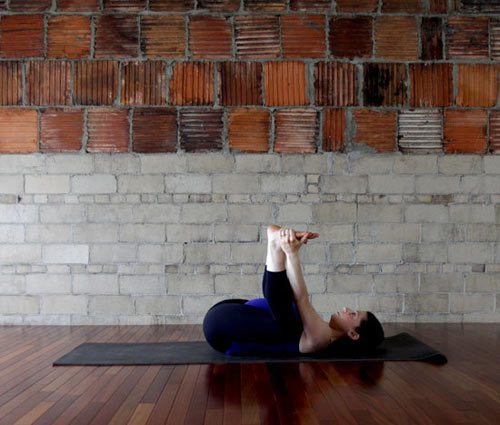 Tâp Yoga chữa đau lưng cho bà bầu - tư thế đứa trẻ hạnh phúc
