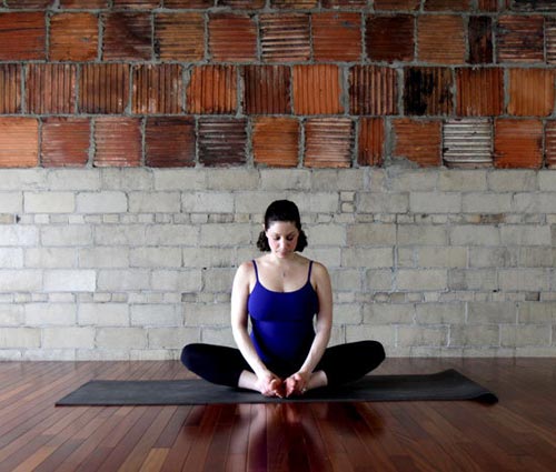 Tâp Yoga chữa đau lưng cho bà bầu - tư thế bươm bướm