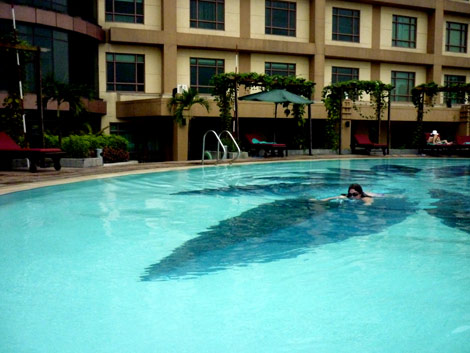 bể bơi bốn mùa tại khách sạn Amy