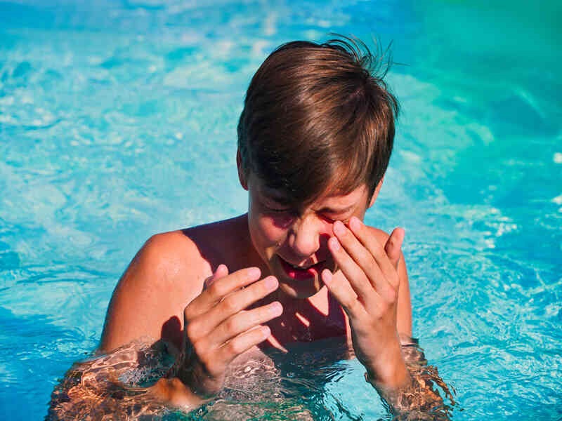 Cảnh báo những nguy cơ tiềm ẩn trong bể bơi công cộng khi đi bơi mà bạn nên biết