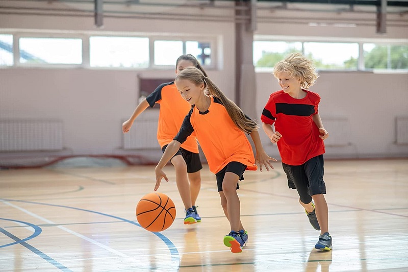 Vận động cùng bộ môn bóng rổ giúp các bé trở thành một nhà lãnh đạo tốt