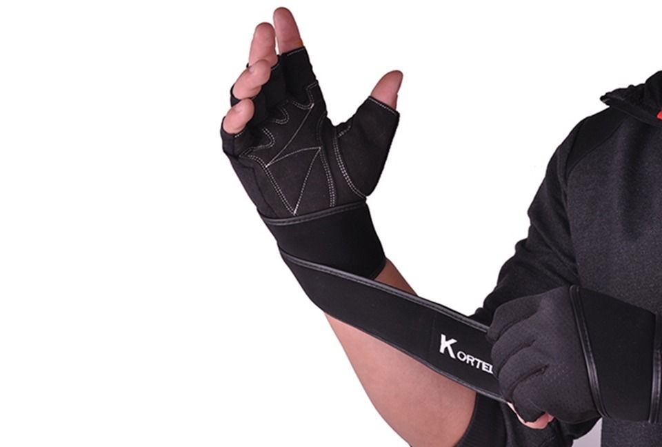 Đeo găng tay thể thao dày dặn để bảo vệ đôi tay khi tập với xà đơn