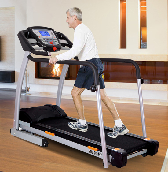 người già chạy bộ với máy chạy bộ điện tốt cho huyết áp