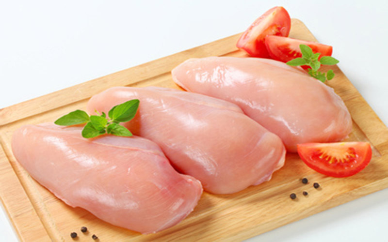 Ức gà là món ăn phù hợp dành cho người tập thể hình muốn tăng cân