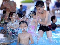 Cho trẻ tới bể bơi công cộng vào mùa hè cần lưu ý điều gì?