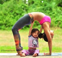 Chùm ảnh siêu cute của mẹ và bé khi tập Yoga