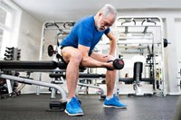 Người già có nên tập gym và sử dụng giàn tạ hay không?