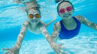 Cảnh báo tác hại của việc không sử dụng kính bơi khi đi bơi