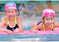 Có nên đưa trẻ đến các bể bơi công công không? Cần chuẩn bị những gì cho bé khi đến bể bơi công cộng?